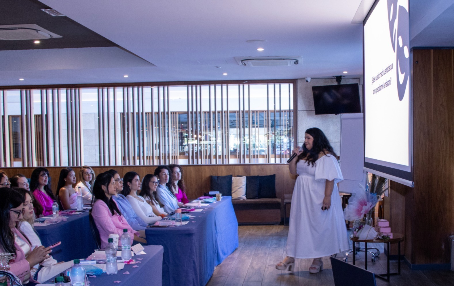 Scarlet Salazar presentando